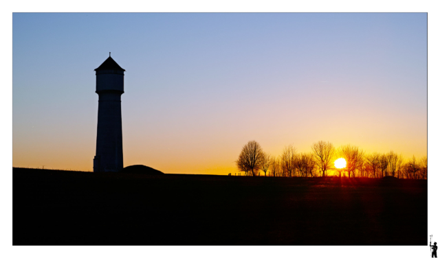 panoramique de la tour d'eau de Goumoens au couché du soleil au Sigma Foveon