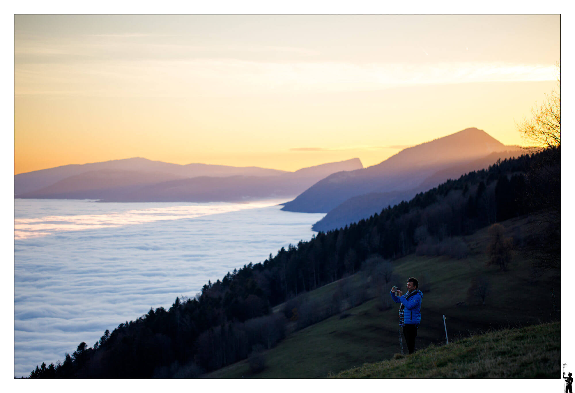 admiration soleil jura et plaine sur la mer de brouillard