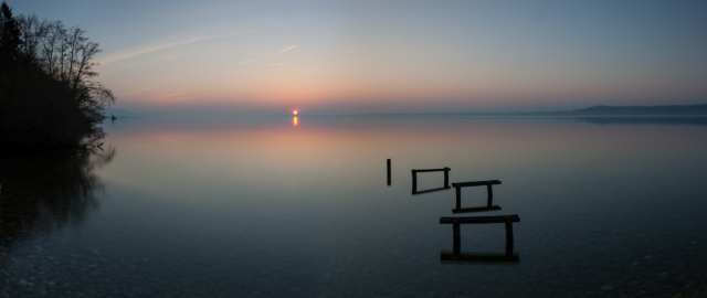 Levé de soleil sur le lac de Neuchâtel en Suisse romande