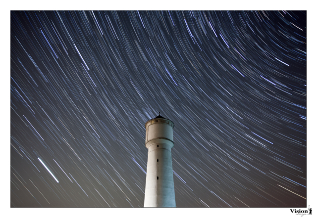 la tour de Goumoens-la-Ville la nuit et ses étoiles