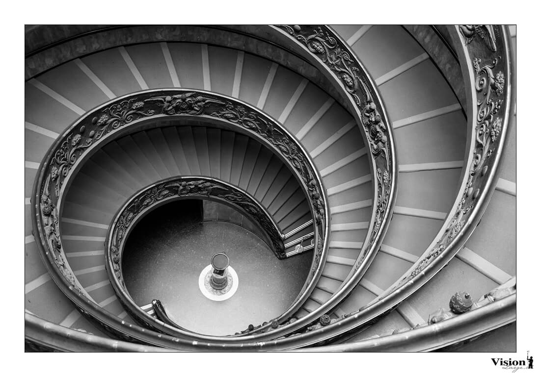Escalier du musée du Vatican en noir et blanc
