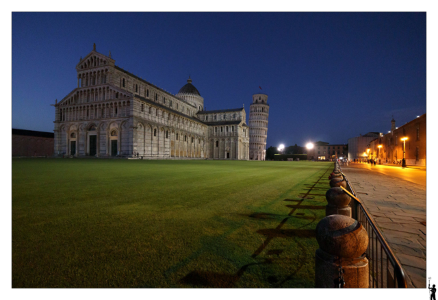 La tour de Pise la nuit en Italie