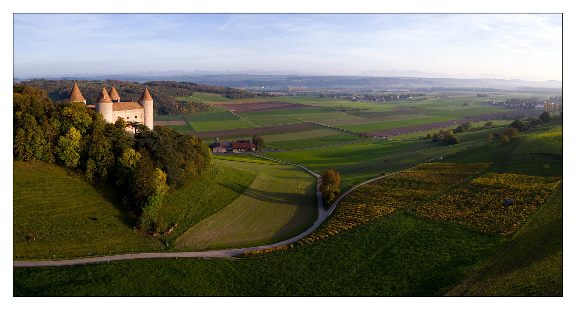 Panorama sur la plaine et sur le château de Champvent. Suisse.
Dji Mini pro 3
Automne 2022
