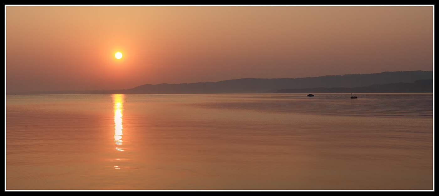 Levé de soleil sur le lac de Neuchâtel en Suisse romande près de Grandson