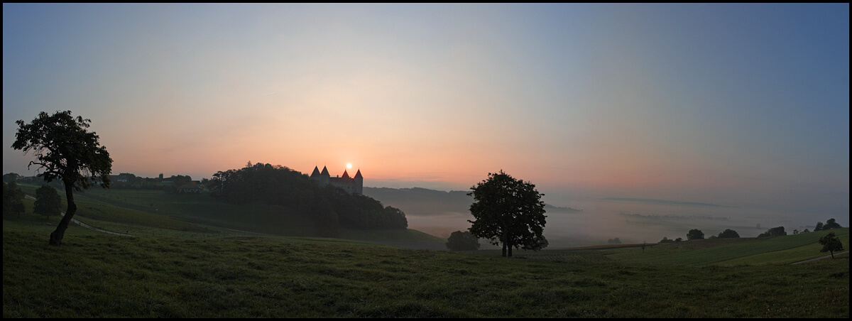 Levé de soleil sur le château de Champvent en Suisse romande