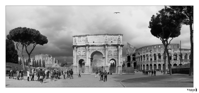 Panoramique en noir et blanc sur la place du Colisée à Rome au X100T