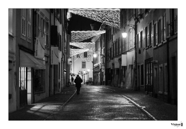 ruelle sombre de la rue du four à Yverdon la nuit en noir et blanc