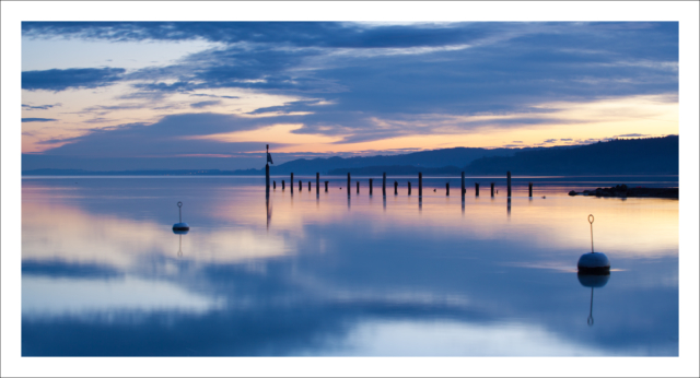 Levé du soleil sur le lac de Neuchâtel en Suisse romande.